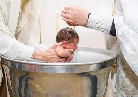 Un bebeluș de 6 săptămâni din Suceava a ajuns în stare critică la spital, după ce a fost botezat