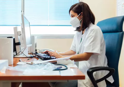 În ziua de început a programării vaccinării o țară întreagă a redescoperit medicii de familie. Ce spun aceștia?