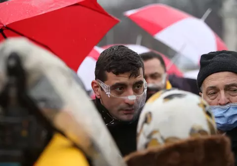 Liderul AUR, George Simion, prezent la mitingul Sanitas din Piața Victoriei: „Am venit să-i ascult. Nimeni de la Guvern nu a binevoit să o facă”