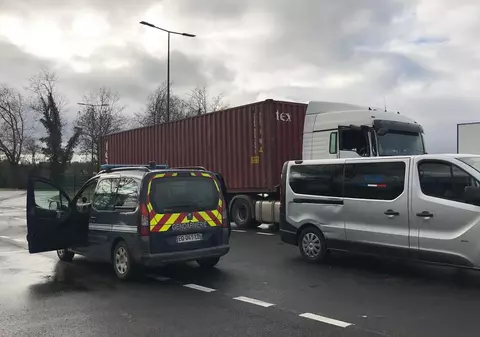 Șofer român de TIR, găsit mort în cabină, într-o parcare din portul Santes, în Franța. Avea 42 de ani