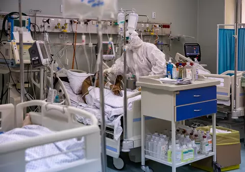 De ce scade numărul de pacienți COVID internați în spitalele din România. Beatrice Mahler: „Este un fenomen de sărbători”