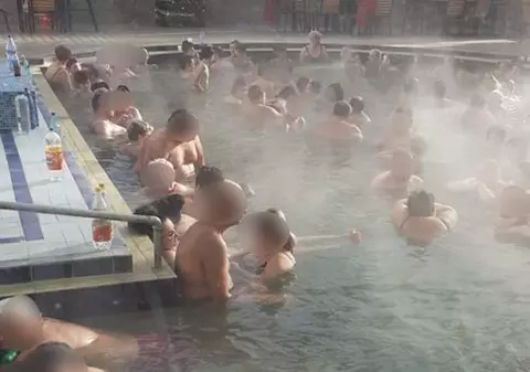 Înghesuială într-un ştrand termal din Satu Mare. Zeci de persoane, în aceeași piscină