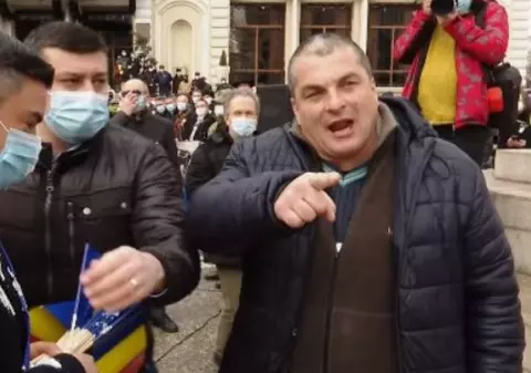 Cine este bărbatul care l-a atacat cu iaurt pe primarul Mihai Chirica