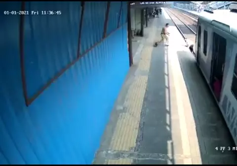 VIDEO | Imagini virale: Un polițist a salvat un om care a fost aproape să fie călcat de tren, în India
