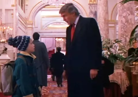 Actorul din „Singur acasă 2” cere ca Donald Trump să nu mai apară în film. Cum a reușit președintele SUA să apară în zece filme și seriale