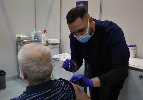 Numărul românilor vaccinați anti-COVID a depășit, sâmbătă, numărul celor infectați de la debutul pandemiei