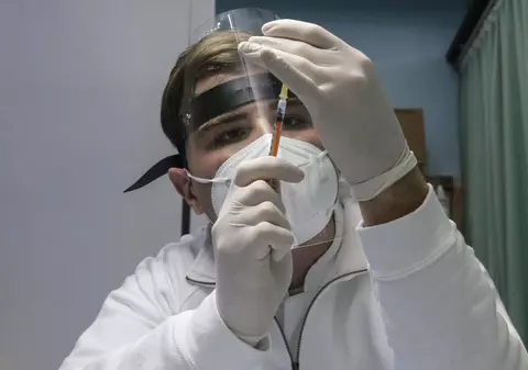 Marea Britanie a început luni imunizarea cu vaccinul AstraZeneca. Cum se compară cu vaccinul Pfizer, administrat în România