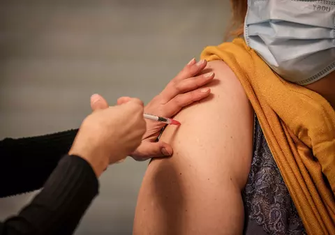 Aproape 170.000 de persoane au fost vaccinate anti-COVID în România. Câți oameni estimează autoritățile să imunizeze în perioada ianuarie - martie