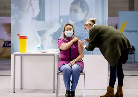 Vaccinul AstraZeneca ar putea fi autorizat în UE doar pentru persoanele sub 65 de ani. Ce impact ar avea decizia asupra campaniilor de imunizare