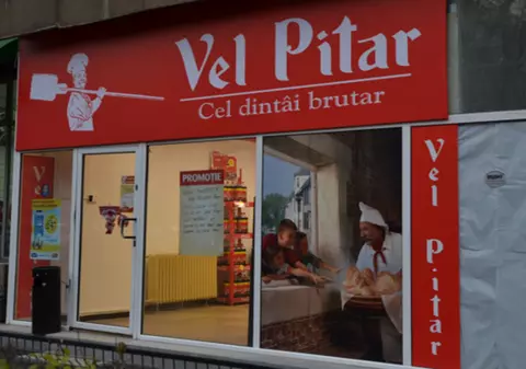 Pagina de media a descoperit că Asociația Prețuiește Calitatea, care a plătit difuzarea spotului publicitar mincinos, are sediul în clădirea deținută de Vel Pitar