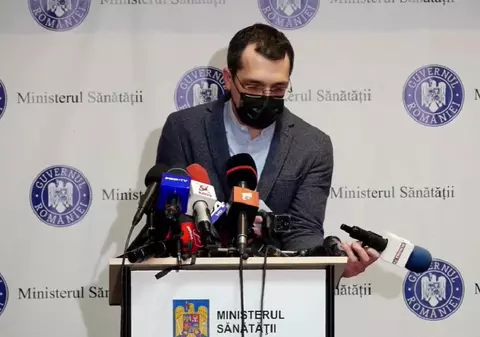 VIDEO | Vlad Voiculescu, conferință de presă cu probleme. Ministrul sănătății a dărâmat microfoanele televiziunilor. „Nu a fost cu intenție”