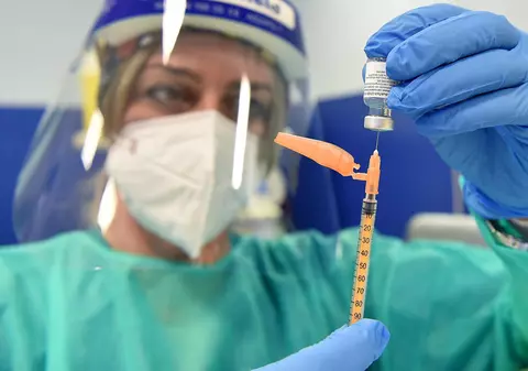 Ce se întâmplă când un pacient primește un vaccin anti-COVID pentru care nu s-a respectat lanțul de frig. Explicațiile medicilor