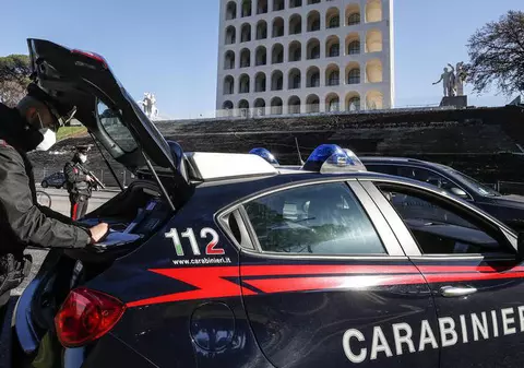 Un hoț român care a jefuit un magazin de parfumuri din Italia a fost prins pentru că și-a uitat telefonul mobil pe un raft
