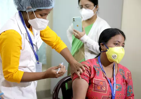 India a aprobat vaccinurile anti-COVID de la AstraZeneca-Oxford și de la compania locală Bharat Biotech