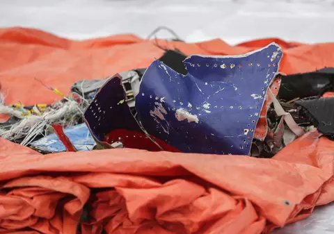 Rămășițe ale avionului dispărut în Indonezia au fost găsite de autorități. Mai mulți pescari, martori ai tragediei: „Am auzit o explozie puternică”