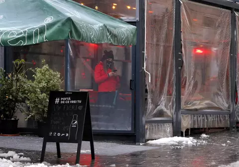 8 observații din România „neoficială”. De la redeschiderea școlilor la relaxarea măsurilor și faptul că nu ne pasă de fapt de morți