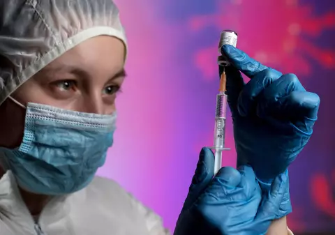 „Purtați-vă ca și cum nu v-ați vaccinat”. Sfaturile experților pentru perioada dintre prima doză de ser și rapel