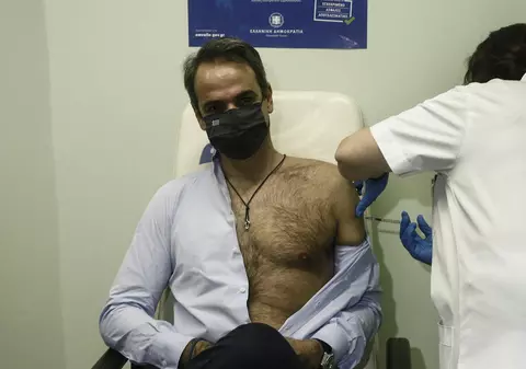 Premierul Greciei a făcut a doua doză de vaccin Pfizer. 80.000 de eleni au fost vaccinați