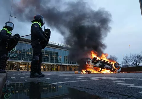 Proteste violente în mai multe orașe din Olanda, față de restricții. Manifestanții au incendiat un centru de vaccinare