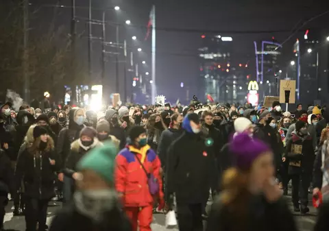 Noi manifestații în Polonia. Mii de oameni au protestat în toată țara față de limitarea dreptului la avort