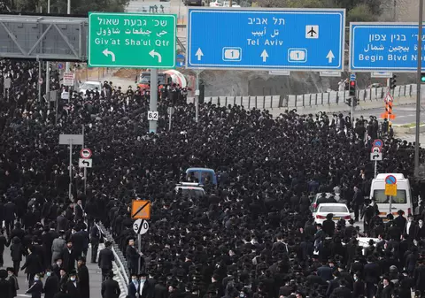 Străzile din Ierusalim, pline de mii de evrei ultrareligioși. Aglomerație la funeraliile unui rabin răpus de COVID, în timp ce Israel e în carantină