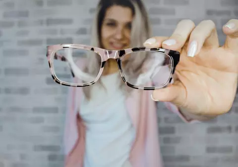 (Publicitate) 5 Semne Clare Ca Ai Nevoie De Ochelari Pentru Citit