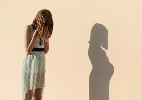 Peste 700 de minore sub 15 ani au devenit mame în România. Cel mai ridicat număr din UE. „E nevoie de educație sexuală pentru copii și părinți”