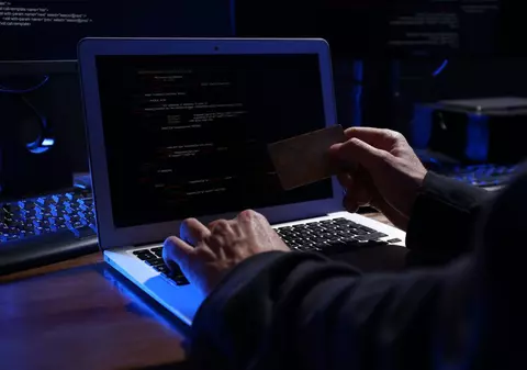 Clienții a șase mari bănci din România, ținta hackerilor. Cum încearcă aceștia să le ia banii din conturi și cum ne poate feri de fraude „regula celor trei NU‟