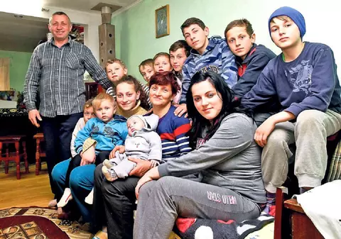 Mama cu 17 copii din Breaza trăiește o dramă. E bătută și amenințată cu moartea de fostul soț și n-are unde să plece ca să scape de abuzurile lui