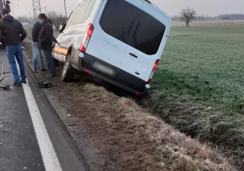Accident cu cinci victime în Dâmbovița, după ce un microbuz și două mașini s-au ciocnit