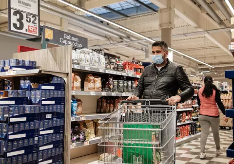 Cum propune prefectul Capitalei să se facă accesul în magazine pentru a evita aglomerația