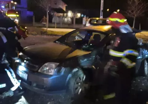 Două persoane la spital, printre care și un copil de un an, după ce o mașină a fost lovită de tren, în Timiș