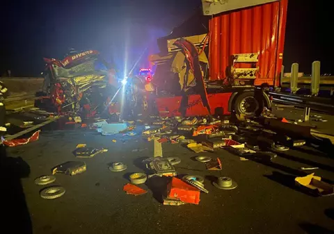 Două TIR-uri distruse pe A1, în apropiere de Lugoj, șoferul unuia dintre ele a ratat ieșirea de pe autostradă