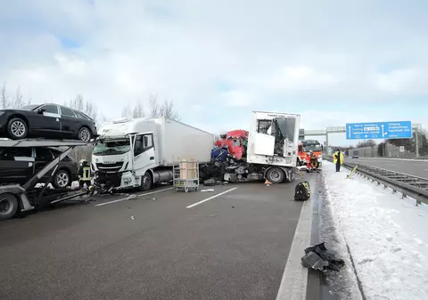 Șofer român de TIR scăpat cu viață din carnagiul cu 4 camioane din Germania: un mort, un alt șofer aruncat prin parbriz, o cabină sărită de pe șasiu