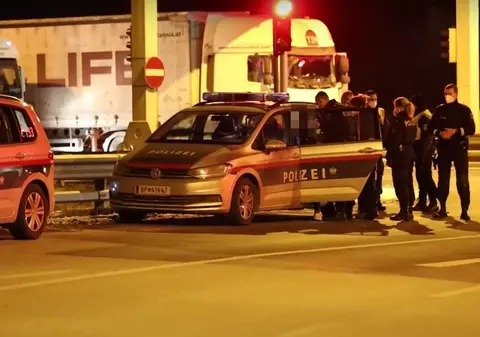 VIDEO | Un șofer român de TIR a taiat un coleg, tot român, pentru un loc de parcare, în Austria. S-a urcat la volan și a fugit apoi de poliție, cu camionul