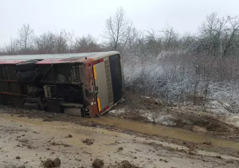 Șase răniți, după ce un autocar a ajuns în șanț, în Caraș-Severin. A fost activat planul roșu de intervenție