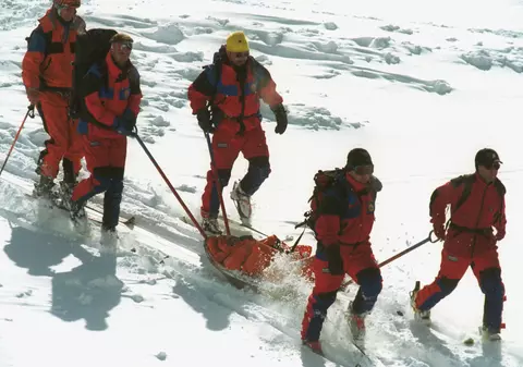 Unde începe și unde se termină treaba statului. O poveste cu un accident la schi în România și ce-am înțeles trecând prin două spitale