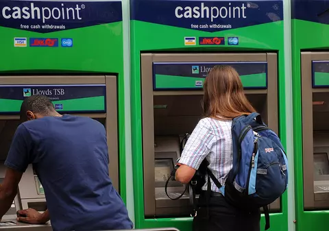 Cum am ajuns să trăim în timpul în care se moștenesc datorii, credite, nu bani în bancă