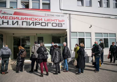 Cozi la spitalele din Bulgaria, după ce Sofia a decis să renunțe la grupele prioritare și să vaccineze pe oricine dorește