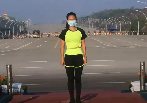 Imagini virale de la lovitura de stat din Myanmar. O tânără dansează în timp ce armata se pregătește să preia puterea