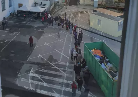 Zeci de oameni, la coadă în curtea Primăriei Timișoara, pentru a obține aprobare să vândă mărțișoare