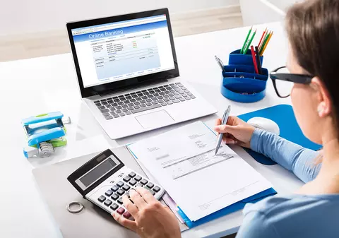 Care sunt joburile în pericol să fie înlocuite de inteligența artificială și cât se câștigă în aceste domenii în România