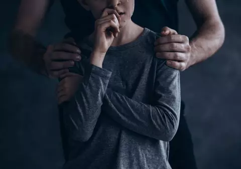 Fetiță de 10 ani cu părinții plecați în străinătate, agresată sexual de bunicul vitreg. Agresorul dă vina pe copilă