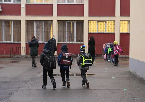 Un elev din București s-a aruncat pe geam în pauză, în timp ce colegii râdeau de el și îl încurajau să sară