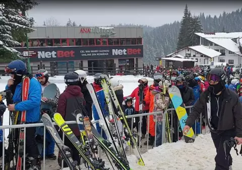 E din nou aglomerație în stațiunile montane. Turiștii au format cozi uriașe la telegondolă