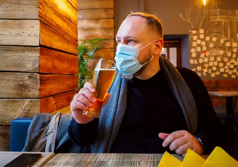 Fără alcool înainte și după vaccinarea anti-COVID, recomandă medicii. Cum poate influența eficiența serului