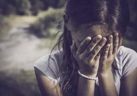 Justiție din trei în trei: O fată de 11 ani a fost abuzată sexual până la 14 ani de trei bărbați, dintre care doar unul a fost judecat