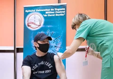 Premierul Florin Cîțu, la rapel într-un tricou cu numele unei trupe rock. „Intenția mea este să ajungem la 100.000 de vaccinuri pe zi”