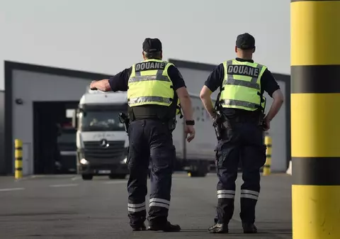 Șofer român cu peste jumătate de tonă de tutun în TIR și mai mulți migranți, amendat cu 247.990 de lire sterline: „Nu știam că e ilegal”