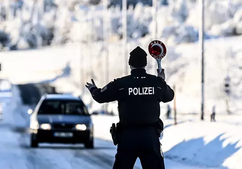 Român prins cu un „stoc de prezervative care depășea cantitatea normală pentru o familie”, după ce a depășit cu viteză mașina poliției, care s-a luat după el, în Germania